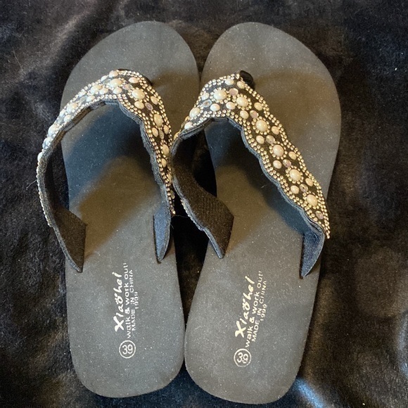 Flip flops, lightweight sandals EUC - Picture 3 of 8